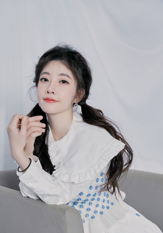 冯提莫娃娃领连衣裙搭配双马尾,越看越美