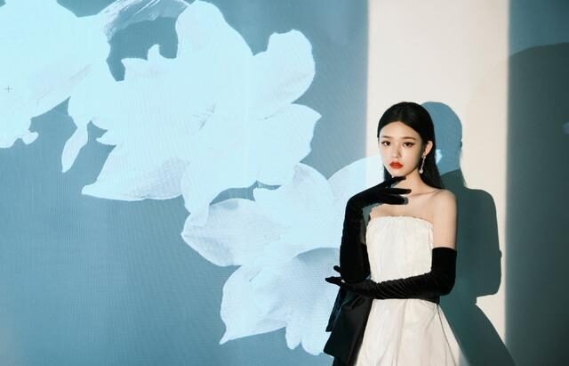 林允“赫本造型”出席活动，穿抹胸裙戴长手套气质优雅