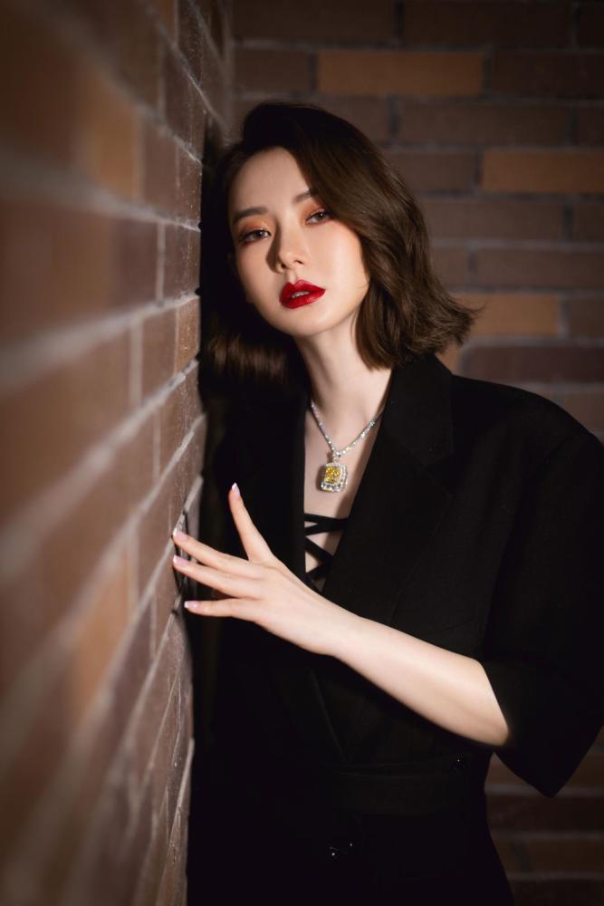 戚薇西装短裙配烈焰红唇成女霸总模板，性感又大气