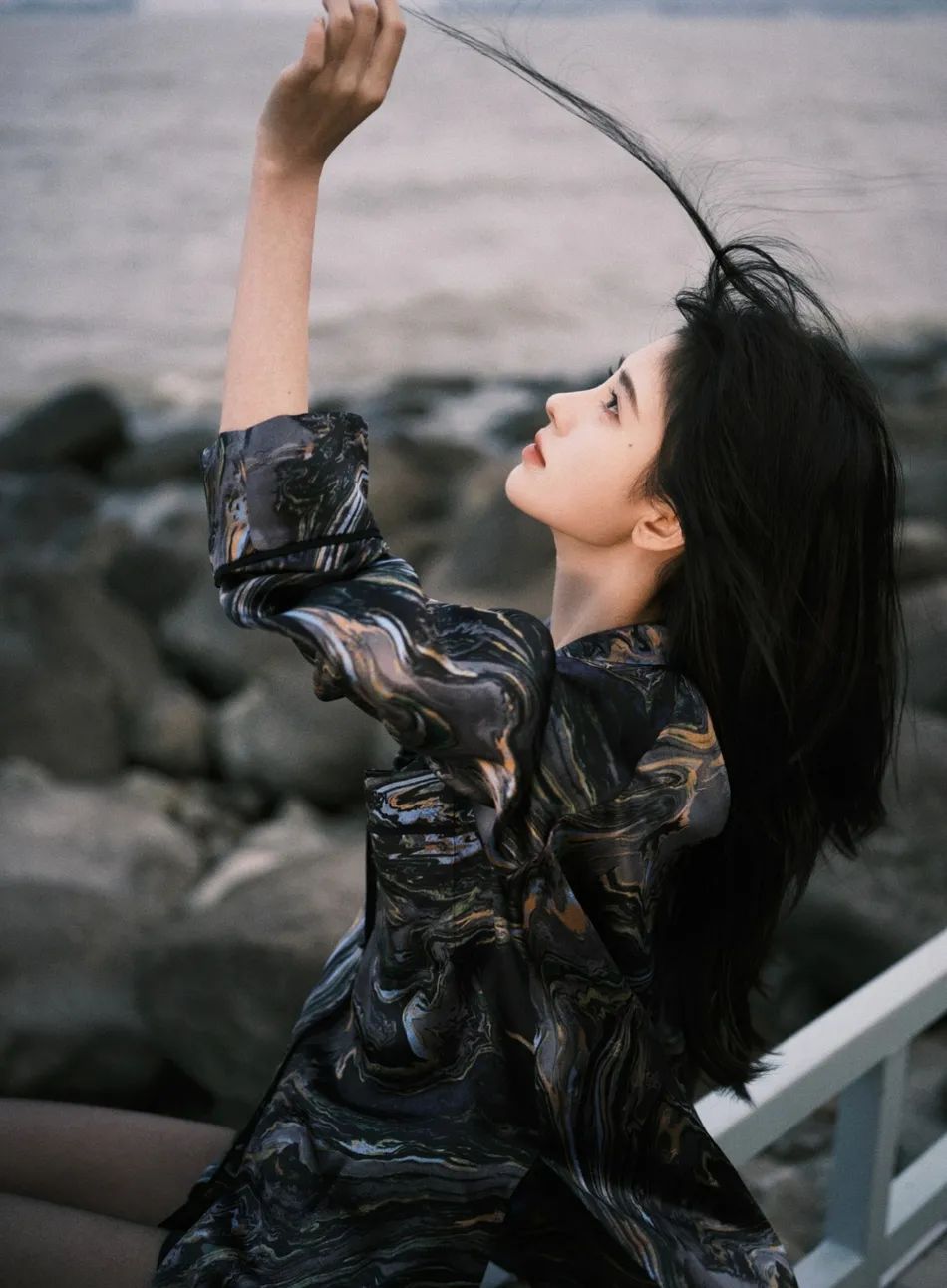 鞠婧祎冬日写真美得让人窒息！妆容精致长腿太惊艳