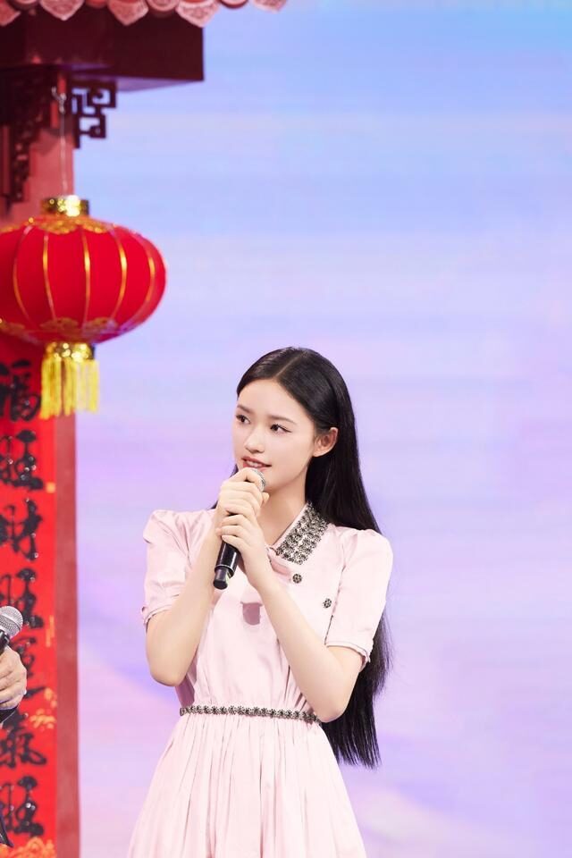 林允穿粉裙打扮似邻家女,清纯甜美好养眼