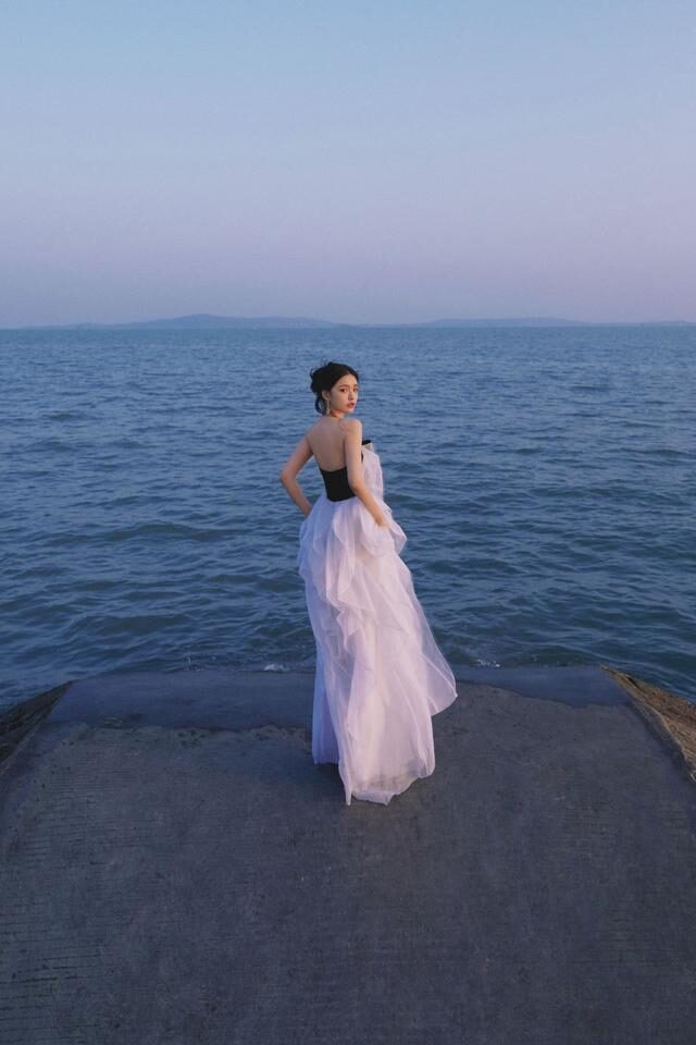 林允金鸡奖闭幕式红毯造型穿抹胸纱裙又纯又欲，被惊艳到了