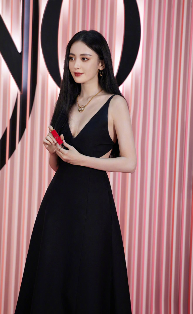 古力娜扎穿裹胸吊带长裙,穿出了优雅造型感