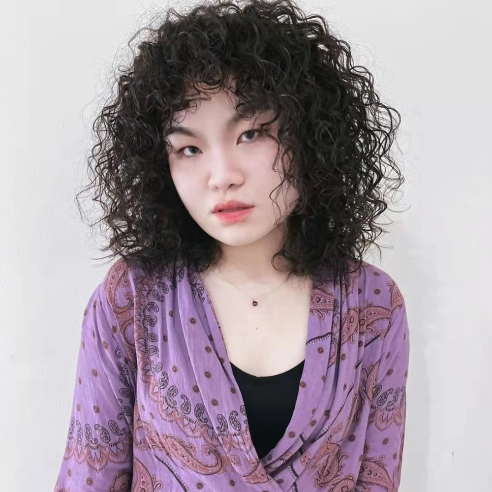 今年流行烫“巴西卷”,时尚小姐姐已留着羊毛卷发型