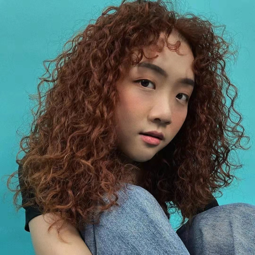 今年流行烫“巴西卷”,时尚小姐姐已留着羊毛卷发型