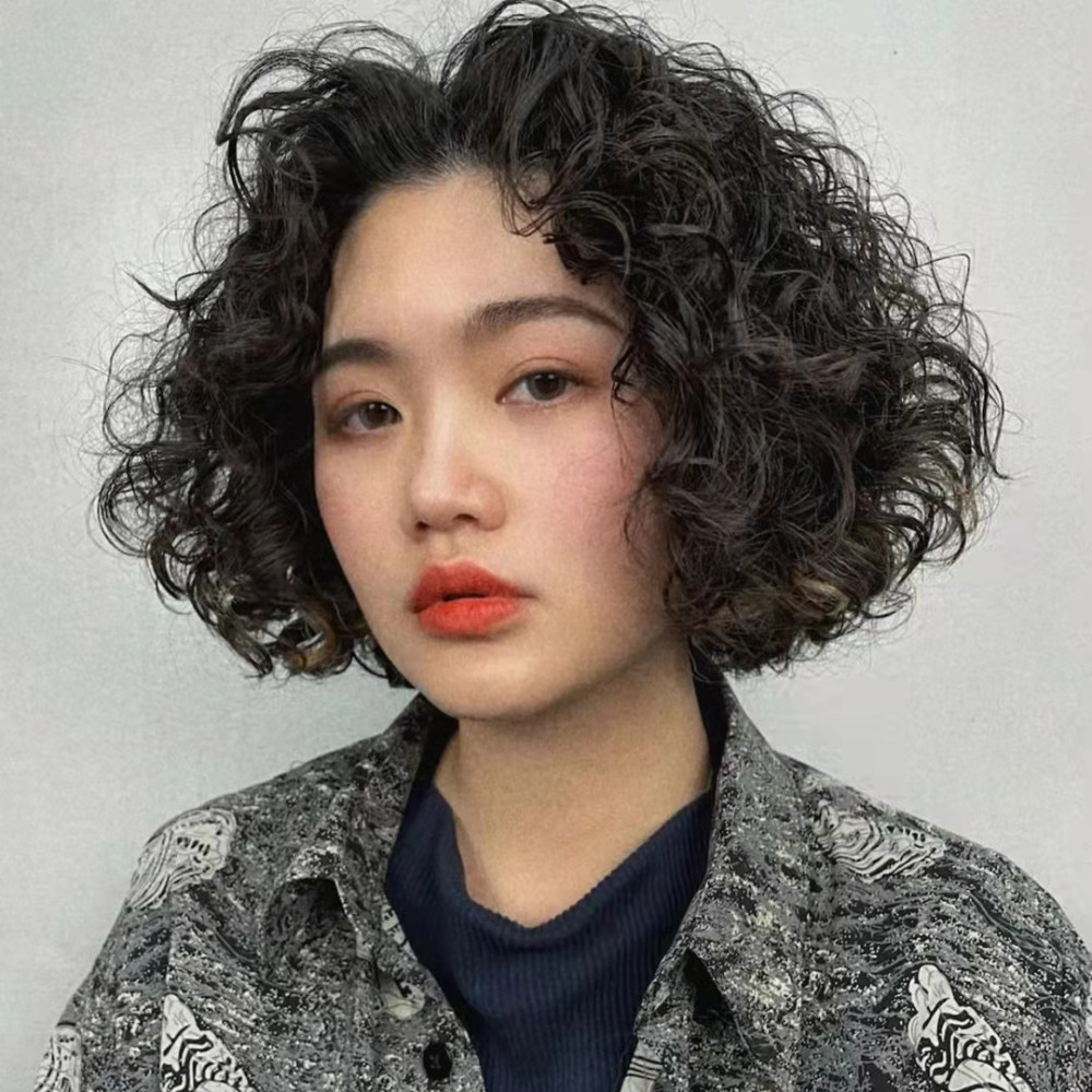 今年流行烫“巴西卷”,时尚小姐姐已留着羊毛卷发型