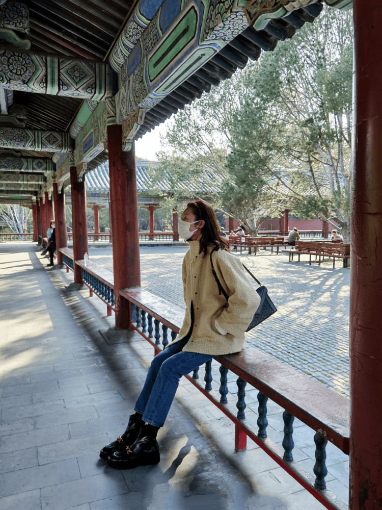 刘雯用基础款简单穿出的时尚感，普通人模仿不来