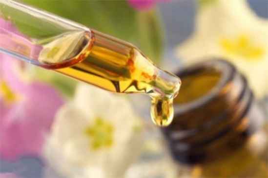 卷发用精油会卷吗 护发精油有什么作用