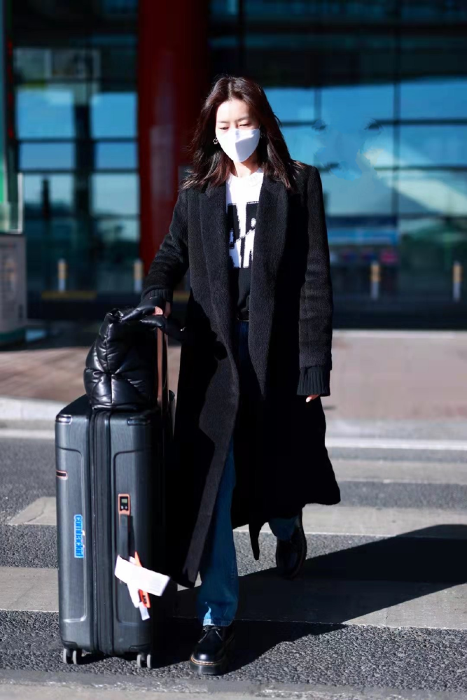 刘雯用基础款简单穿出的时尚感，普通人模仿不来