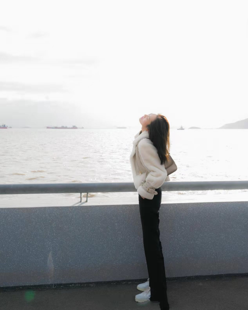 刘雯用基础款简单穿出的时尚感，普通人模仿不来