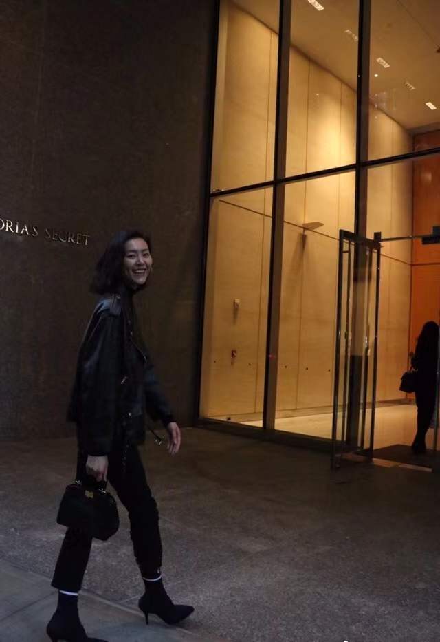 刘雯用基础款简单穿出的时尚感，普通人模仿不来