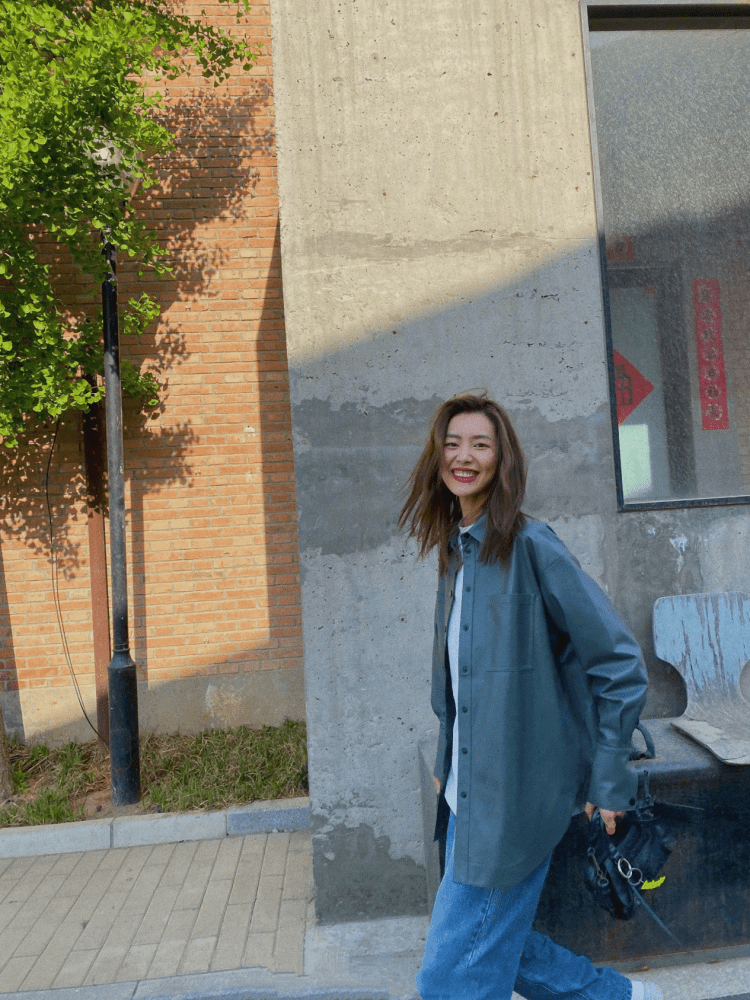 刘雯用基础款简单穿出的时尚感，普通人模仿不来