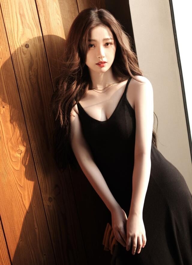 虞书欣一袭吊带裙展露曲线身材,凹凸感迷人