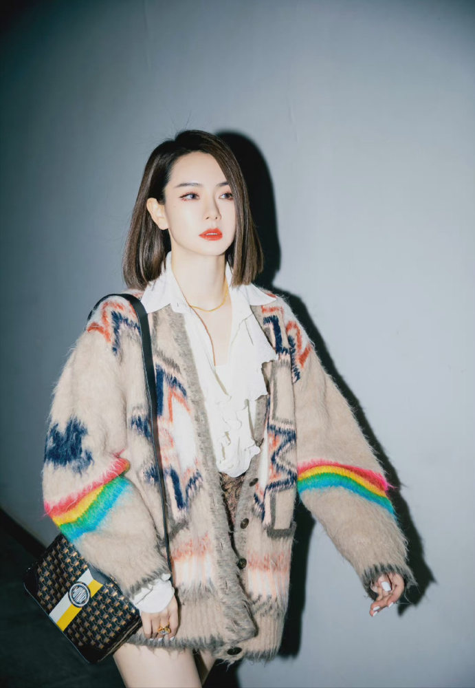 戚薇机场街拍:短发加上彩虹针织衫玩下身失踪,大长腿太性感