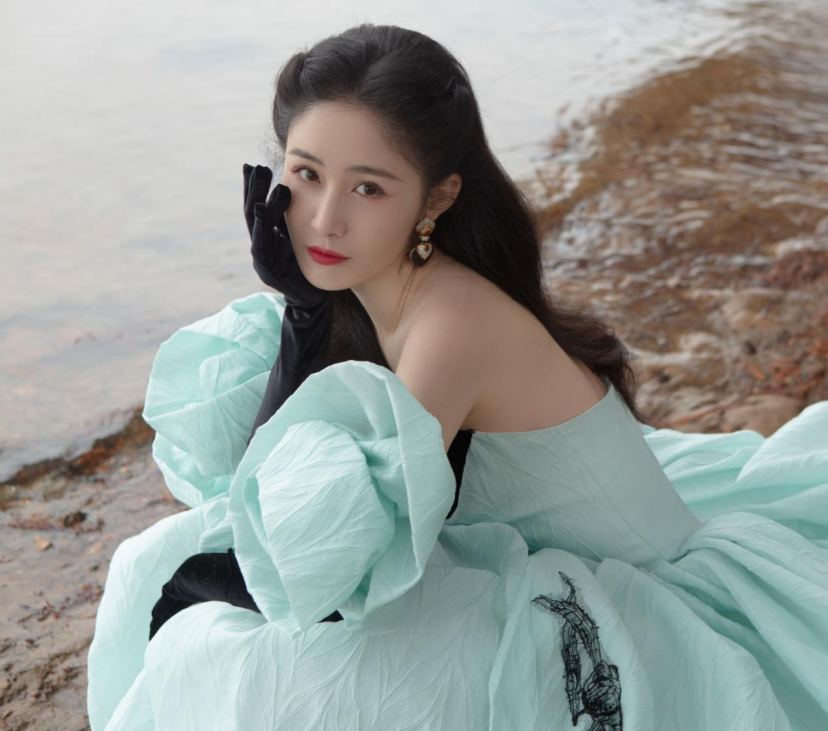 看梁田把这样别致的礼服,穿出了可爱女人味