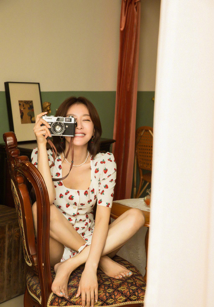 秦岚穿法式复古印花裙，42岁犹如妙龄少女