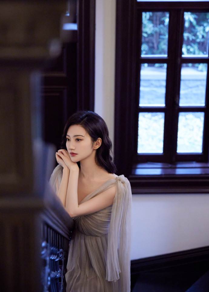 景甜穿粉色系带长纱裙大秀香肩!大秀白皙的香肩