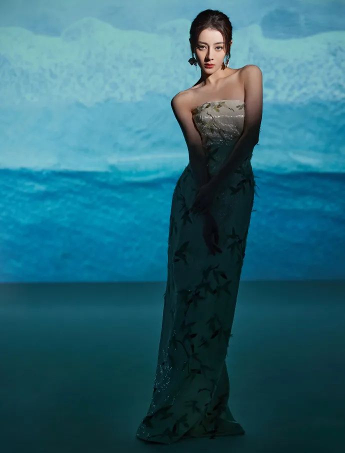 迪丽热巴穿着白色抹胸长裙!凹凸有致性感美艳