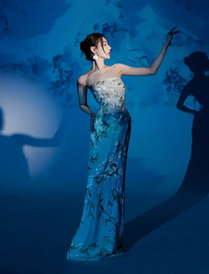 迪丽热巴穿着白色抹胸长裙!凹凸有致性感美艳