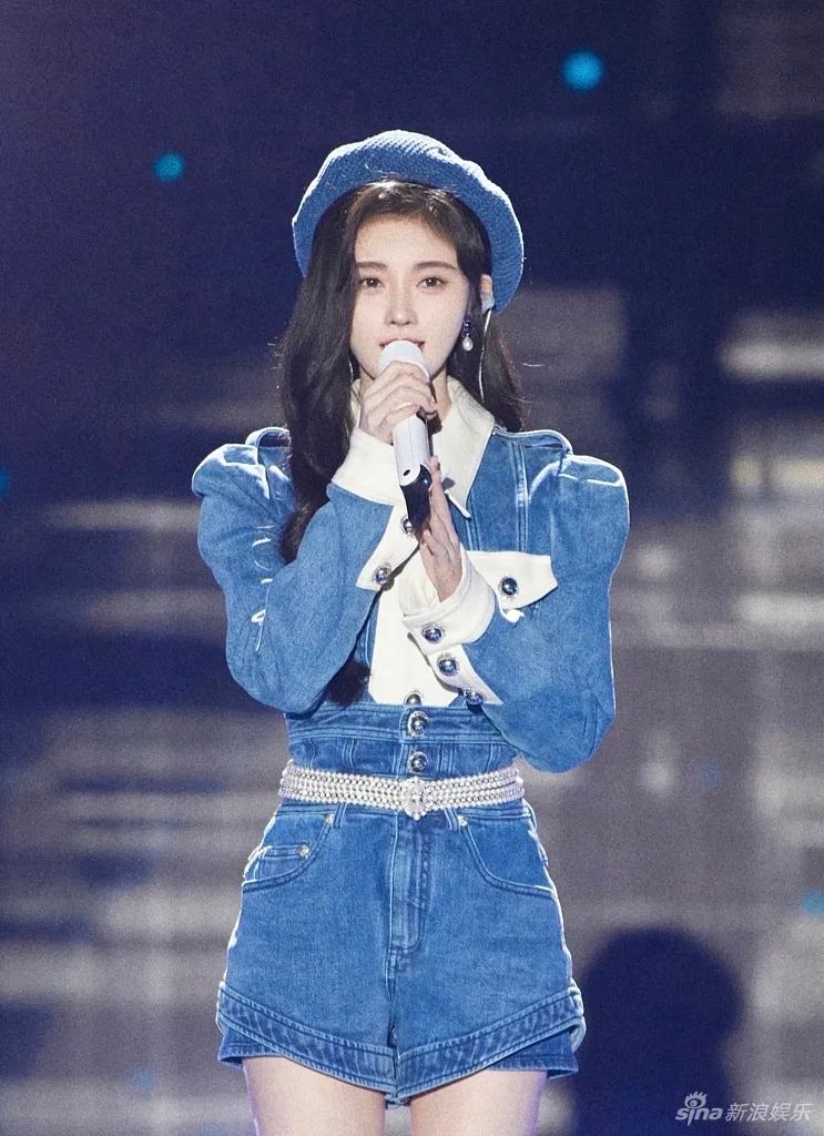 鞠婧祎穿蓝色牛仔裤献唱超美艳！美得不可方物