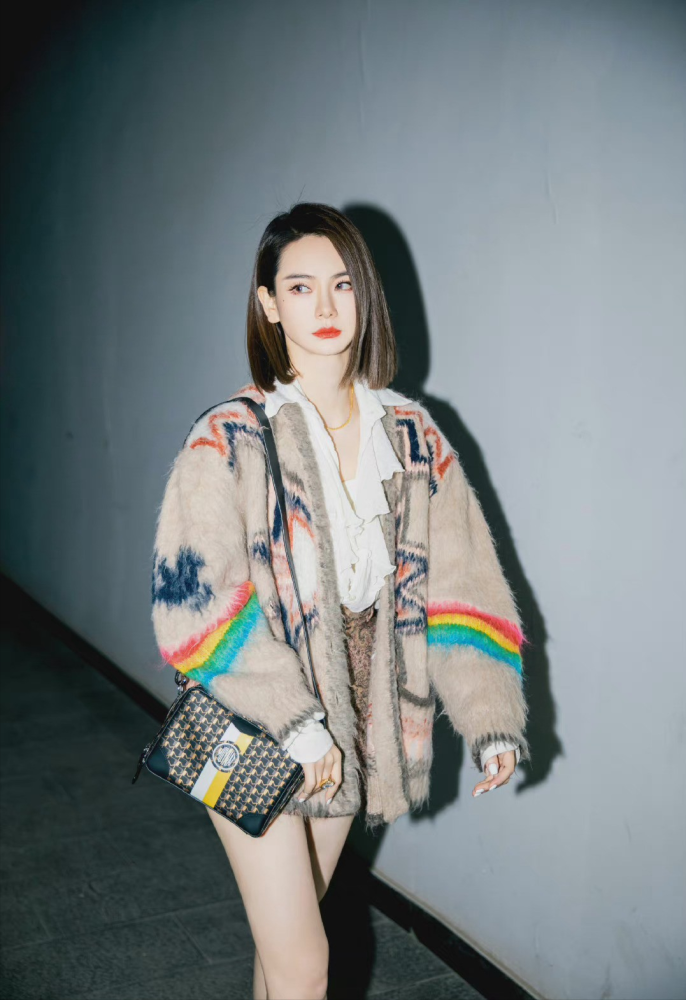 戚薇机场街拍:短发加上彩虹针织衫玩下身失踪,大长腿太性感