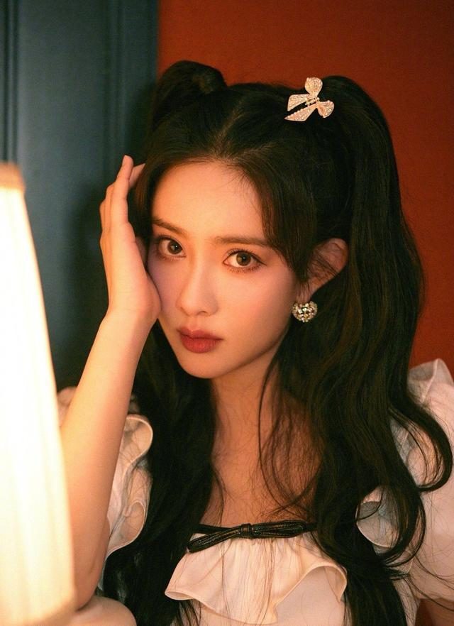 孟子义穿小白裙清纯又娇俏,配双马尾减龄又好看