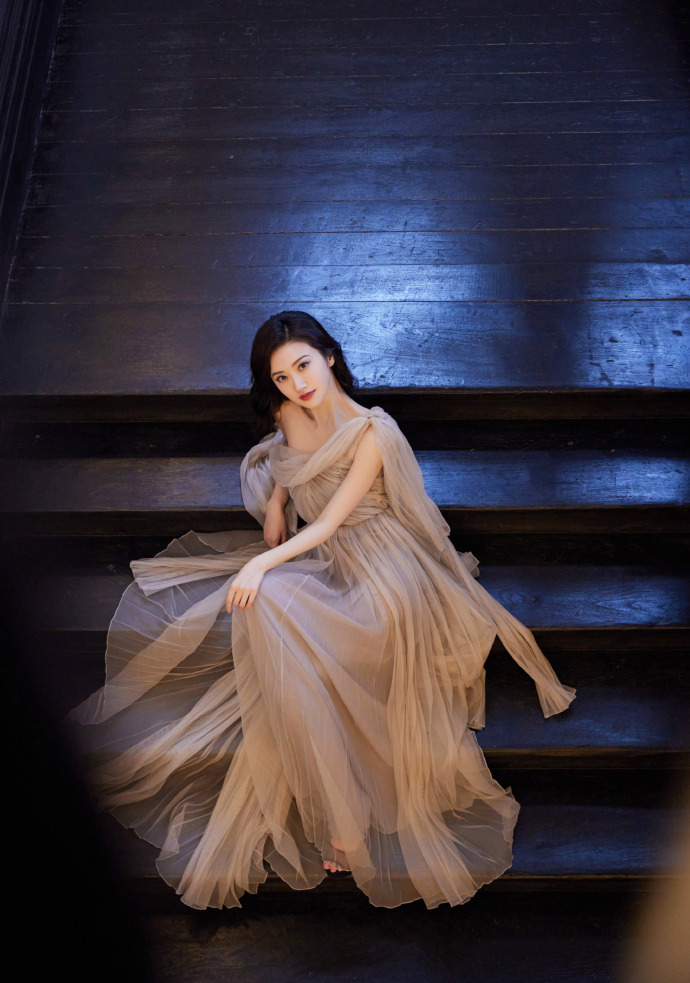 景甜穿粉色系带长纱裙大秀香肩!大秀白皙的香肩