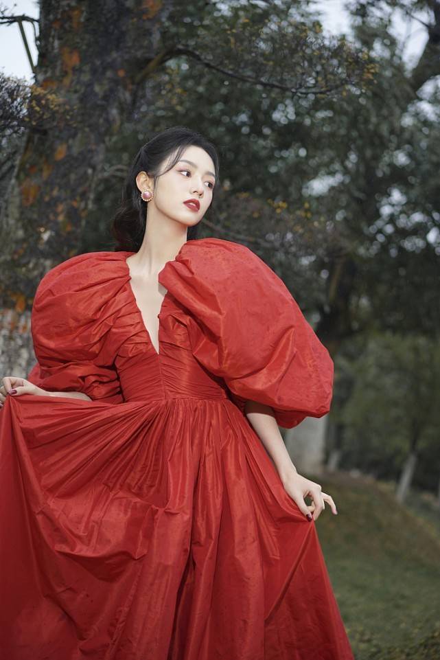 周也年纪轻轻穿着打扮却贵气,红色宫廷裙太有魅力