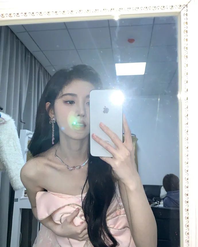 鞠婧祎晒自拍美图惊鸿一瞥超漂亮！五官精致太有魅力