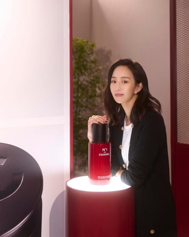 张钧甯穿“黑白配”基础款穿搭，简单又高级