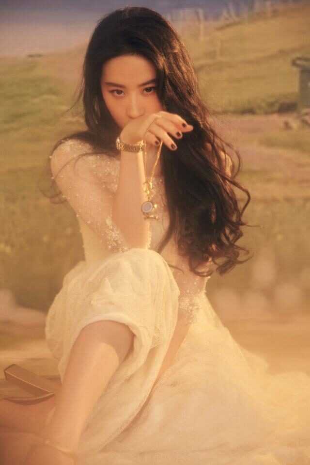 刘亦菲穿白裙依旧仙气飘飘，颜值气质越来越好