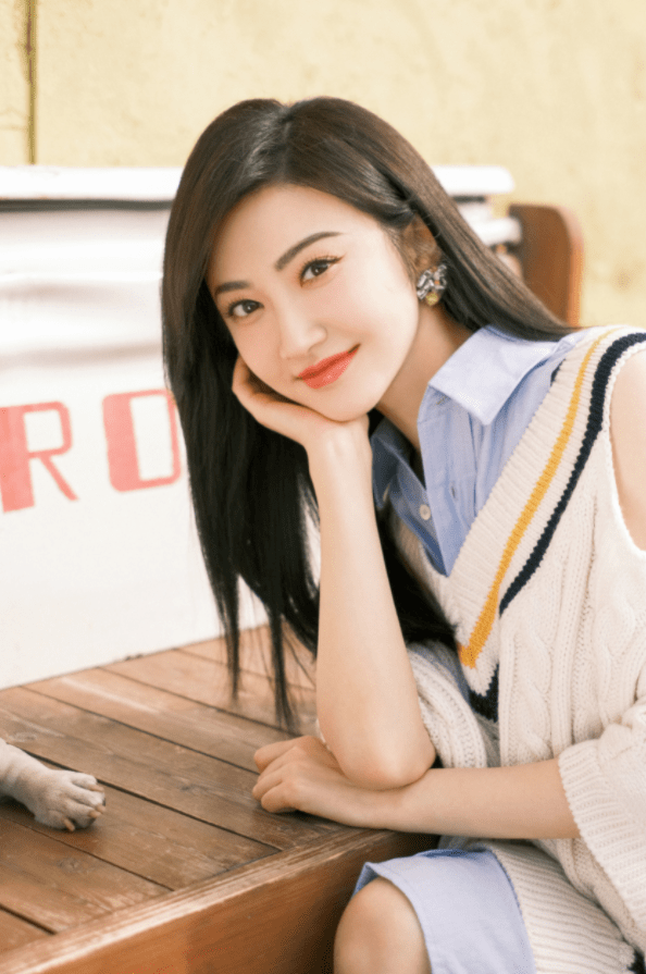 景甜大晒秋冬美照！穿溜肩毛衣裙拍写真气质甜美又温柔