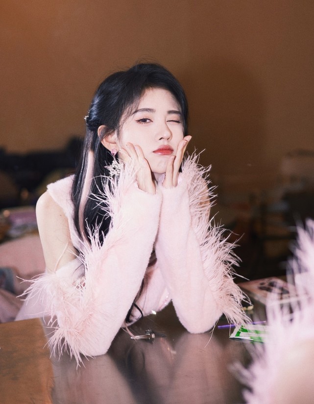 鞠婧祎穿大枣红色毛衣一点不土，复古味满满