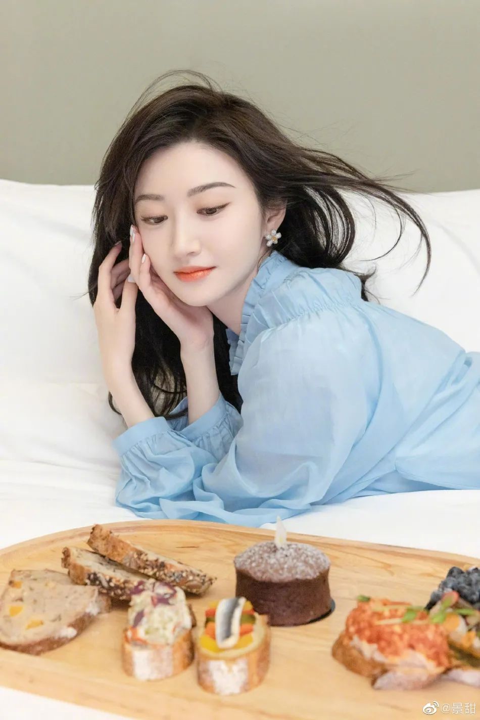 景甜穿浅蓝泡泡袖上衣清纯靓丽!美得让人窒息