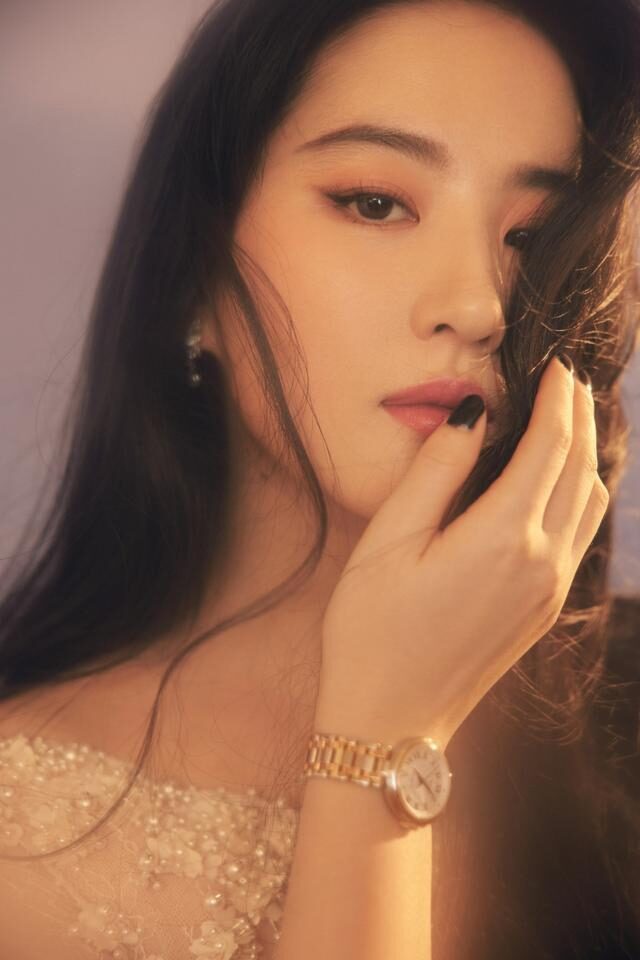 刘亦菲穿白裙依旧仙气飘飘，颜值气质越来越好