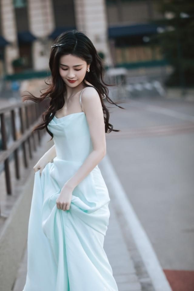 白鹿穿吊带裙裹出“凹凸感”,又纯又欲谁不喜欢