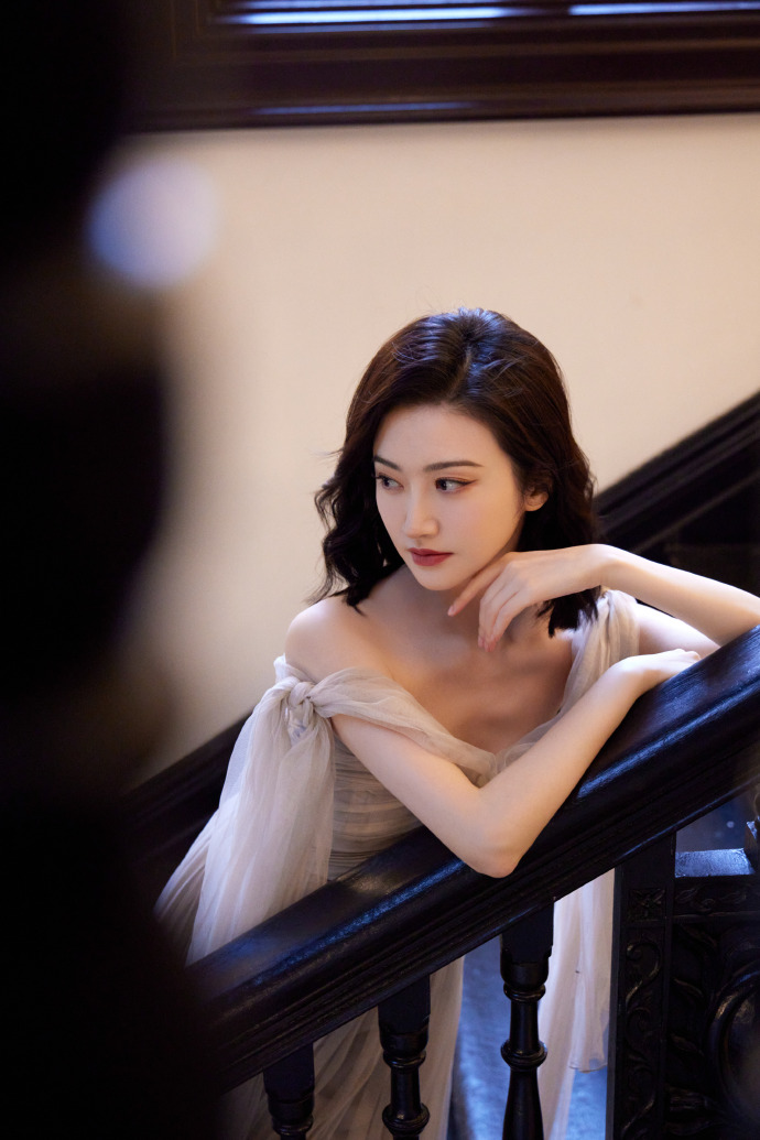 景甜穿粉色系带长纱裙大秀香肩!大秀白皙的香肩