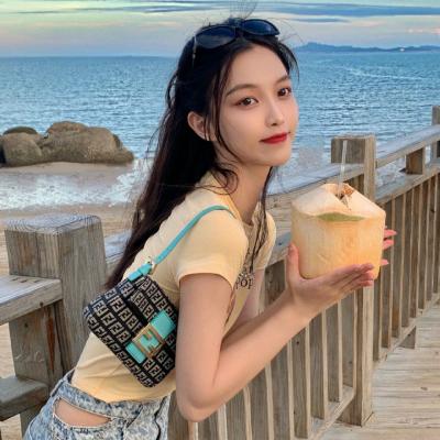 我被同桌按在桌上动弹不得 我却不敢反抗