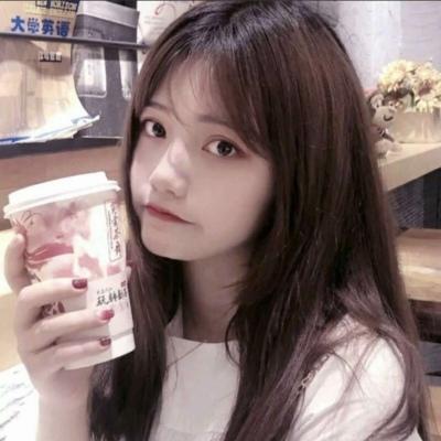 男孩坐在木马的木棒上写作业 他被关在了游乐场