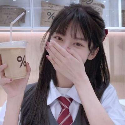 男孩坐在木马的木棒上写作业 他被关在了游乐场