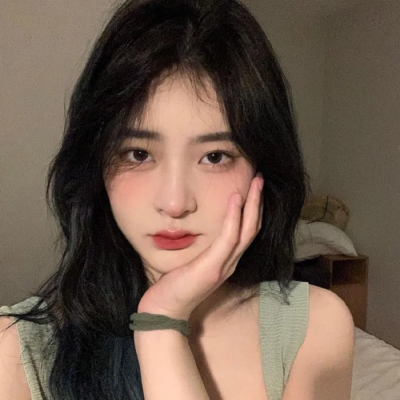 带女儿对着镜子练习动作 我这都是为了她好