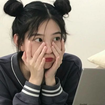 带女儿对着镜子练习动作 我这都是为了她好