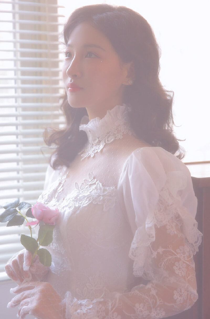 校花级钢琴女神白色蕾丝温柔梦幻艺术写真