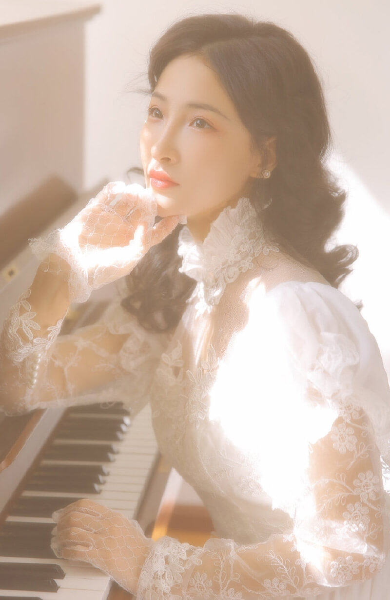 校花级钢琴女神白色蕾丝温柔梦幻艺术写真