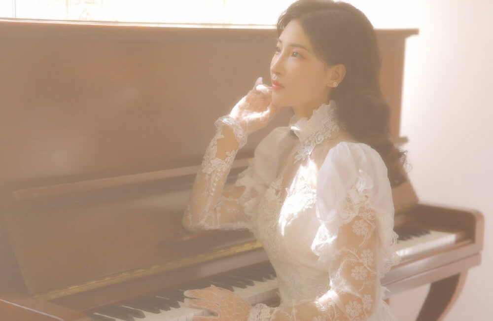 校花级钢琴女神白色蕾丝温柔梦幻艺术写真