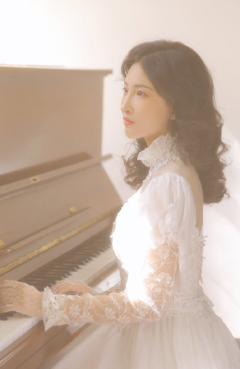 校花级钢琴女神白色蕾丝温柔梦幻艺术写真