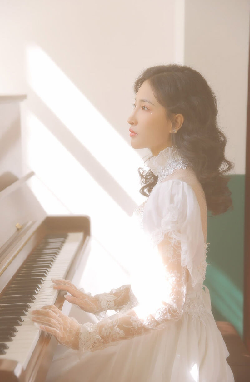 校花级钢琴女神白色蕾丝温柔梦幻艺术写真