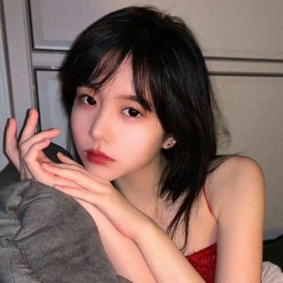 地铁里一点一点的进入隧道 我来到了另一个世界