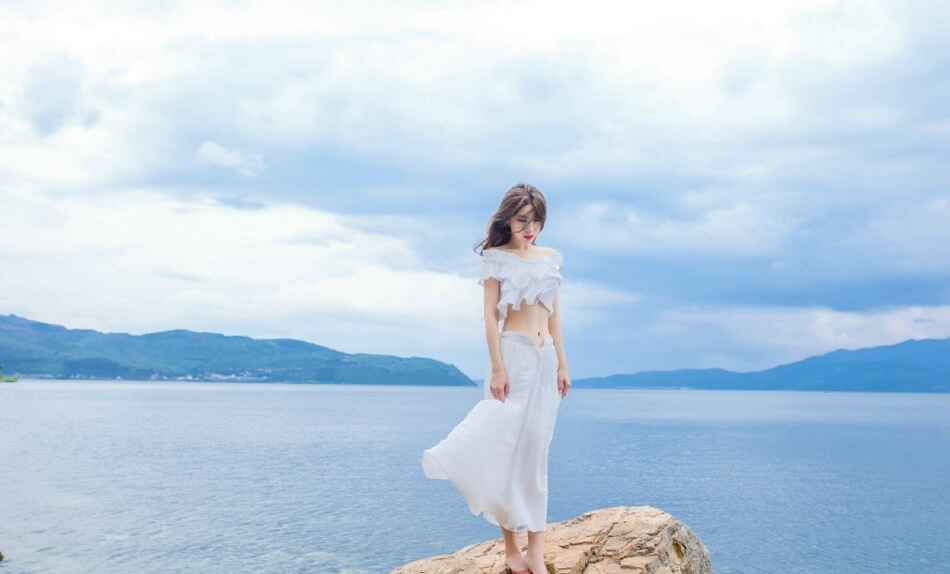 海边白裙美女清新美丽照片