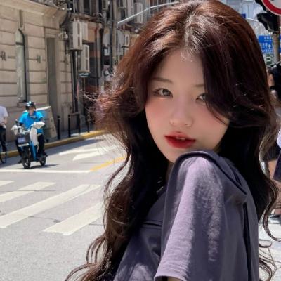 在公交车上没了第一次初吻 学长将我抱在了怀里